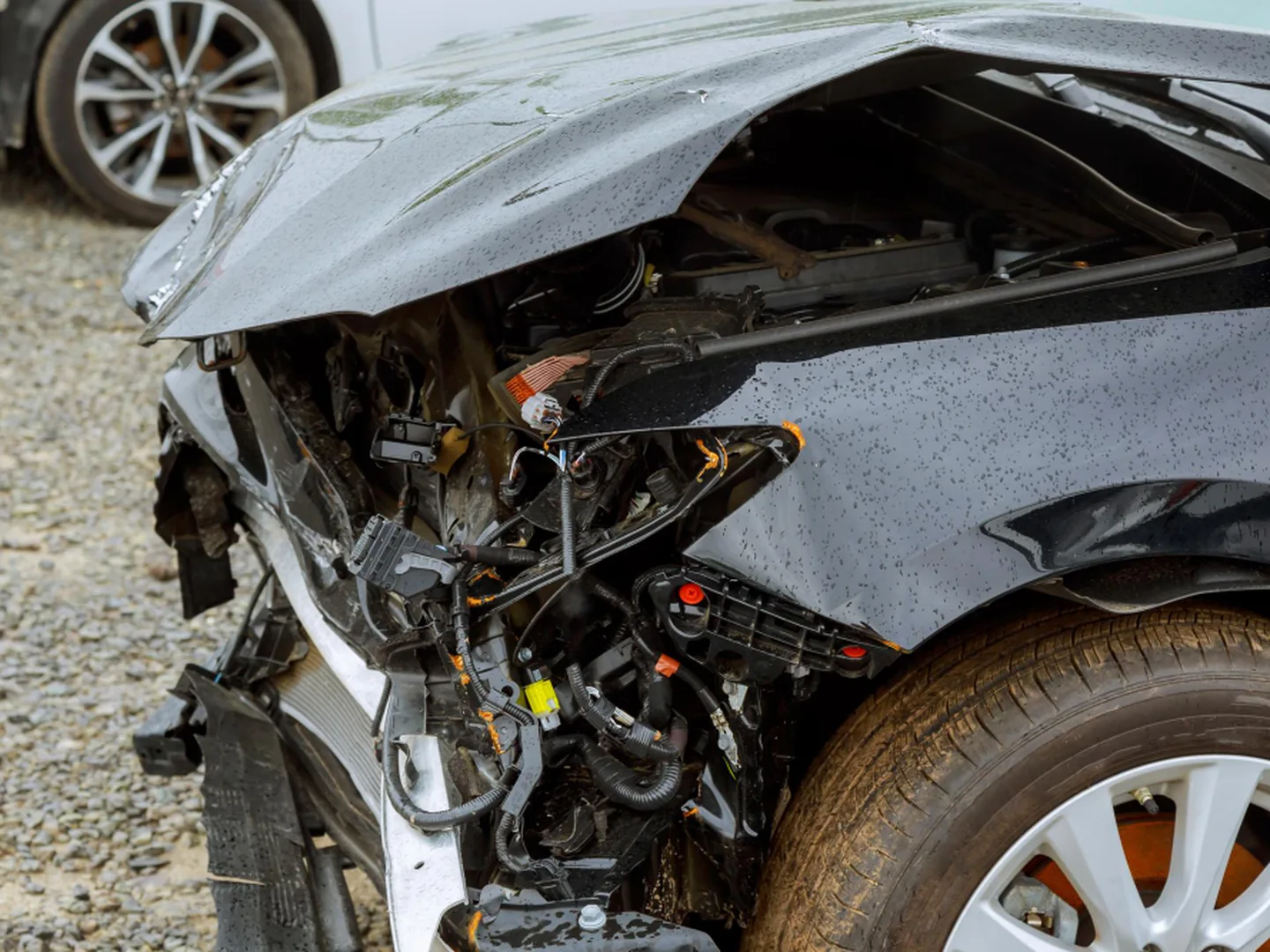 Samochód z uszkodzonym przodem po kolizji, przygotowany do naprawy blacharskiej w warsztacie Auto-Robi